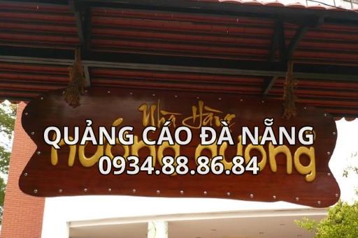Bảng Hiệu Gỗ Nhà hàng Điêu Khắc Sang Trọng Nâu Vàng