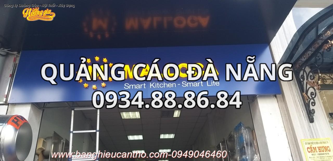 Bảng hiệu alu chữ nổi mica màu vàng nền xanh