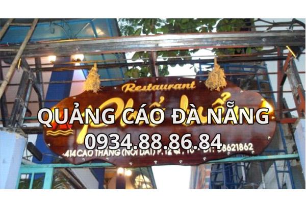 Biển Hiệu Nhà Hàng Tông Nâu Chữ Vàng